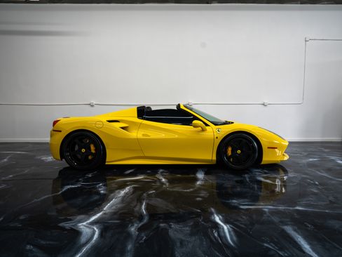 Used 2017 Ferrari 488 Spider image 34