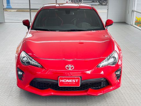 Used 2020 Toyota 86 image 2