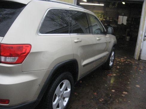 Used 2011 Jeep Grand Cherokee Laredo image 4
