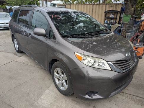 Used 2015 Toyota Sienna LE image 2