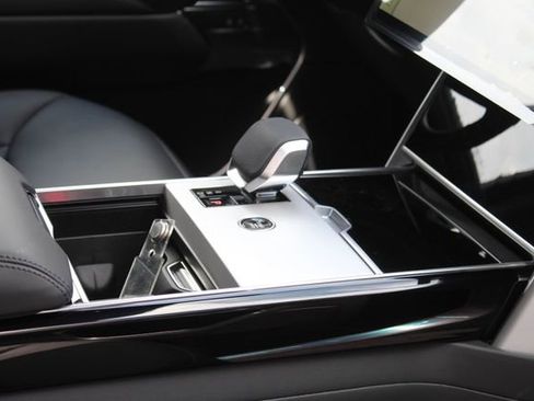 New 2025 Land Rover Range Rover SE image 25