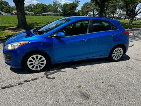 Used 2017 Hyundai Elantra GT Hatchback FWD image 2