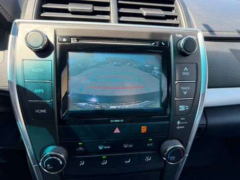 Used 2017 Toyota Camry SE image 10