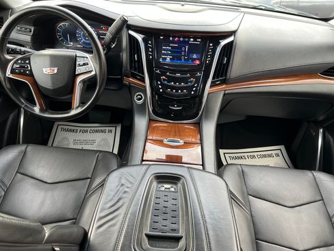 Used 2016 Cadillac Escalade Luxury image 3