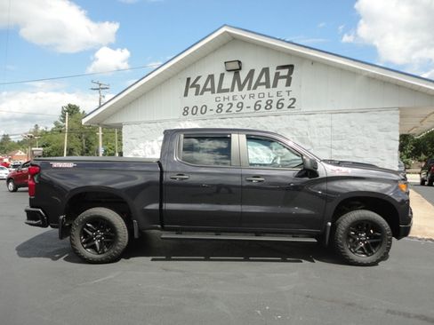 Used 2022 Chevrolet Silverado 1500 4x4 Crew Cab Custom Trail Boss image 2