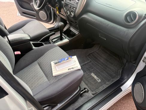 Used 2005 Toyota RAV4 image 10