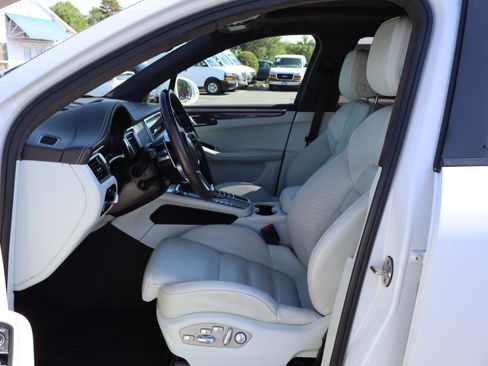 Used 2018 Porsche Macan Turbo AWD/4WD image 12