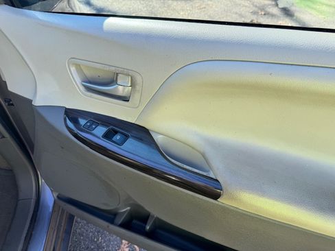 Used 2017 Toyota Sienna XLE Premium image 12