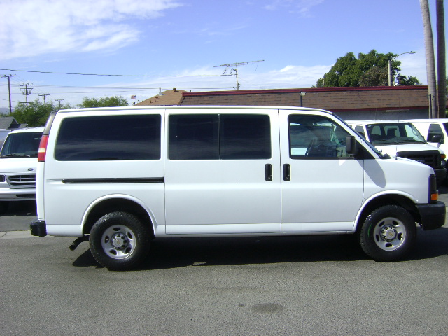 Used 2005 Chevrolet Express 3500 Passenger RWD image 2