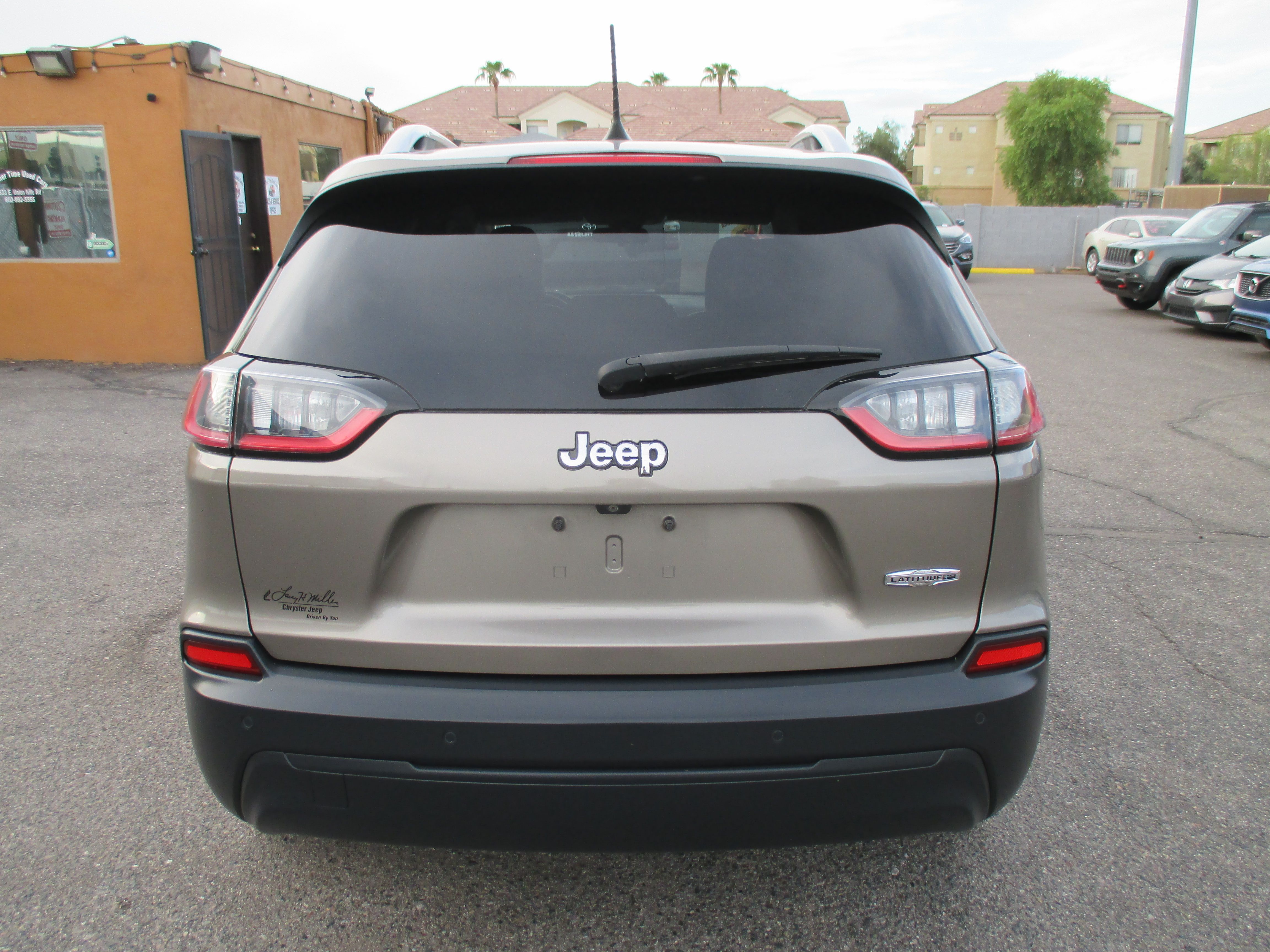Used 2020 Jeep Cherokee Latitude Plus Sport Utility 4D FWD image 11
