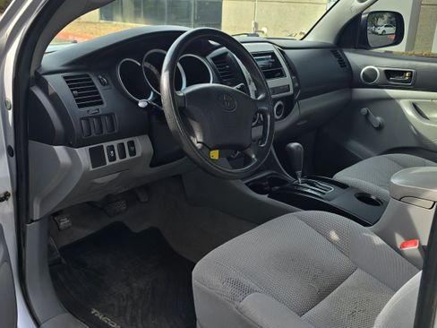 Used 2011 Toyota Tacoma Off-Road image 31