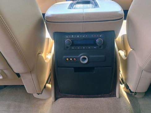 Used 2013 Cadillac Escalade AWD Luxury image 16