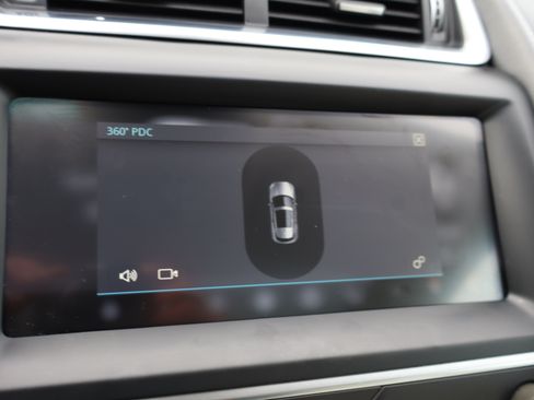 Used 2019 Jaguar E-PACE SE image 33