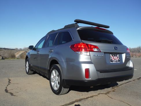 Used 2011 Subaru Outback 2.5i Limited image 6