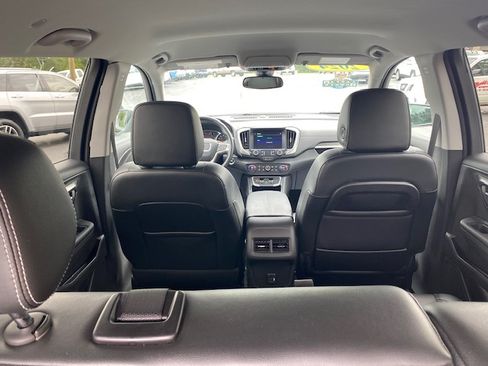 Used 2024 GMC Terrain SLT image 25