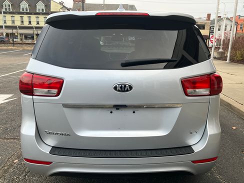 Used 2018 Kia Sedona LX image 4
