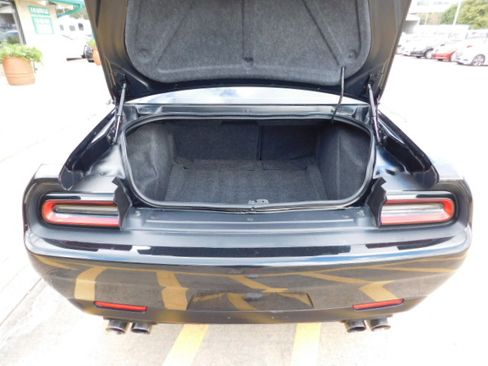 Used 2019 Dodge Challenger SXT image 8