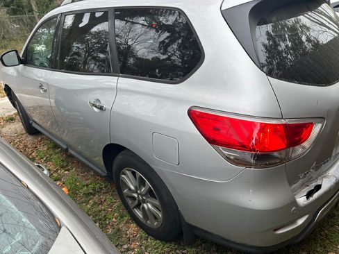 Used 2013 Nissan Pathfinder SV image 2