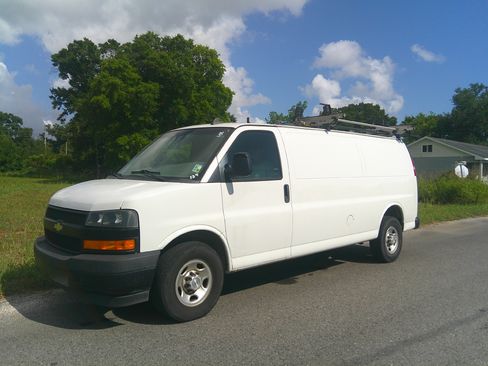 Used 2018 Chevrolet Express 3500 Extended RWD image 9