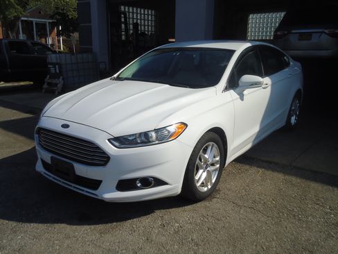 Used 2013 Ford Fusion SE image 2