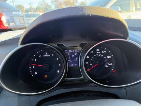 Used 2012 Hyundai Veloster UNAVAIL FWD image 9