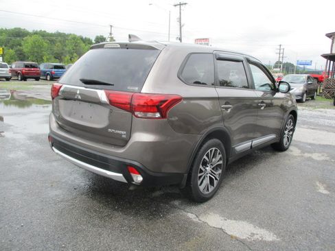 Used 2018 Mitsubishi Outlander 4WD SE image 6