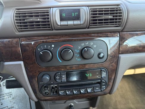 Used 2004 Chrysler Sebring Limited image 10