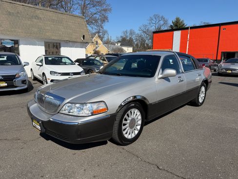 Used 2005 Lincoln Town Car Signature image 22