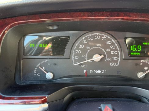 Used 2005 Lincoln Town Car Signature image 8