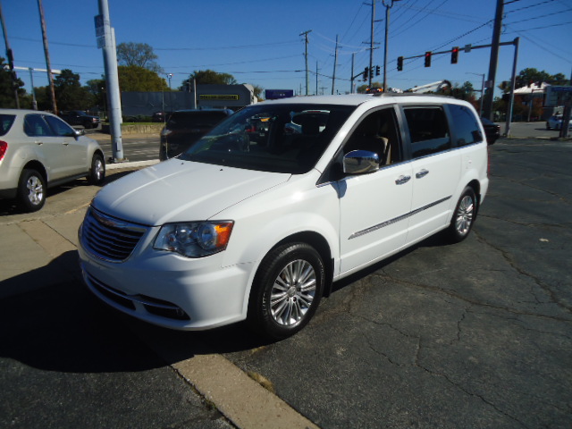 Used 2015 Chrysler Town & Country Touring-L FWD image 13