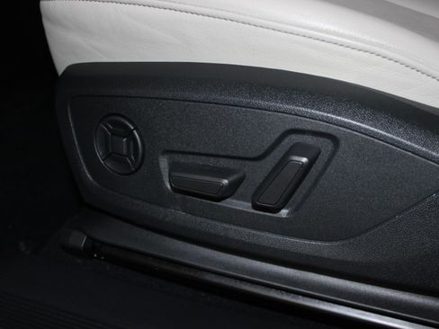 Used 2024 Audi Q4 e-tron Premium Plus image 31