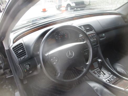 Used 2001 Mercedes-Benz CLK 320 image 12