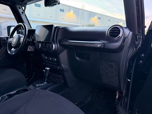 Used 2015 Jeep Wrangler 4WD Unlimited Sport image 79