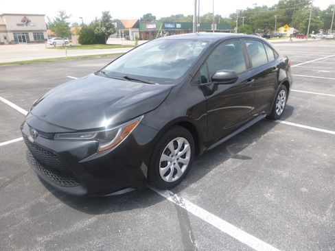 Used 2020 Toyota Corolla LE Sedan FWD image 2
