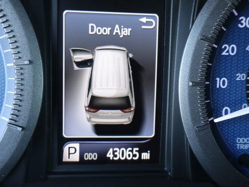 Used 2020 Toyota Sienna XLE AWD image 25