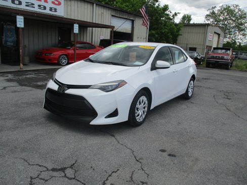 Used 2018 Toyota Corolla LE FWD image 2