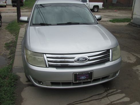 Used 2009 Ford Taurus SEL image 2