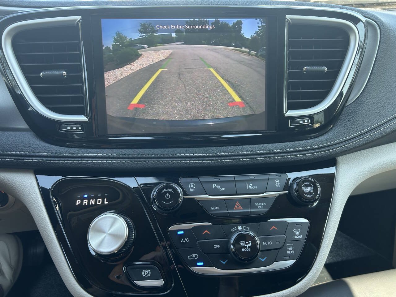 Used 2023 Chrysler Pacifica Touring-L FWD image 17