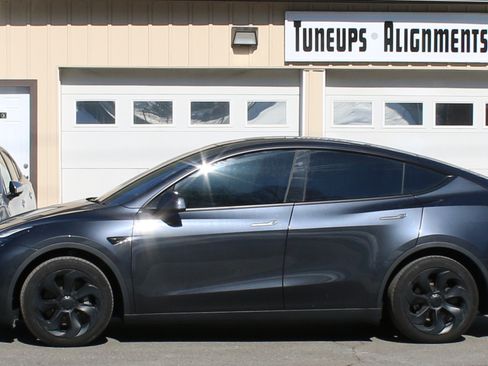 Used 2024 Tesla Model Y Long Range image 1