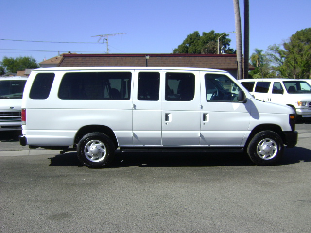 Used 2009 Ford E-350 and Econoline 350 Extended Wagon Super Duty RWD image 2