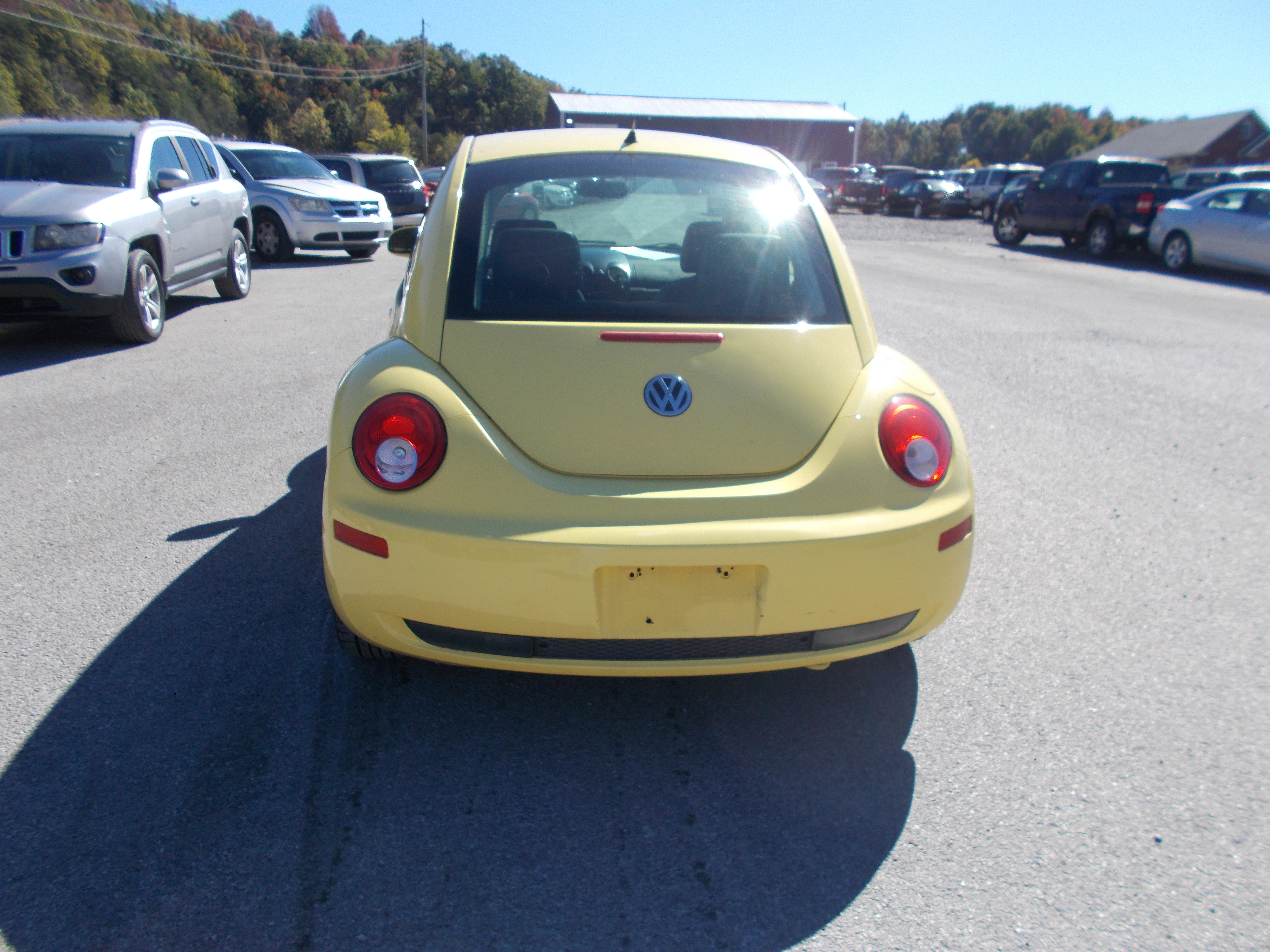 Used 2010 Volkswagen Beetle Coupe FWD image 4