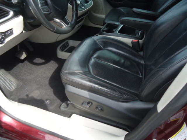 Used 2017 Chrysler Pacifica Touring-L Plus FWD image 13