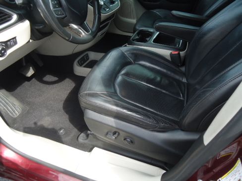 Used 2017 Chrysler Pacifica Touring-L Plus FWD image 13