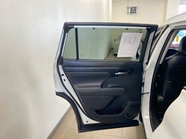 Used 2023 Toyota Highlander XLE AWD/4WD image 9