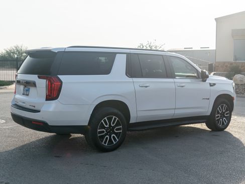 Used 2022 GMC Yukon XL AT4 image 5