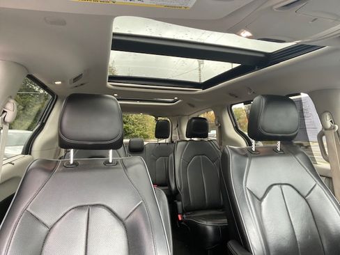 Used 2018 Chrysler Pacifica Limited image 9