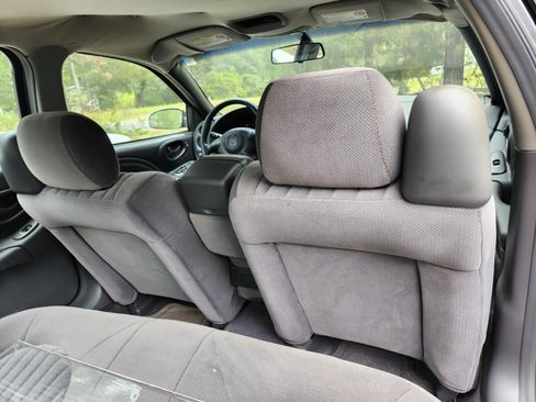 Used 2004 Pontiac Bonneville SE image 17