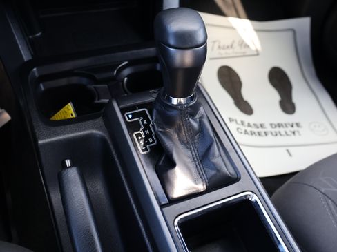 Used 2018 Toyota Tacoma TRD Sport image 32