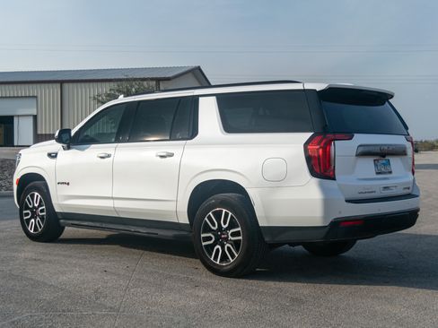 Used 2022 GMC Yukon XL AT4 image 3