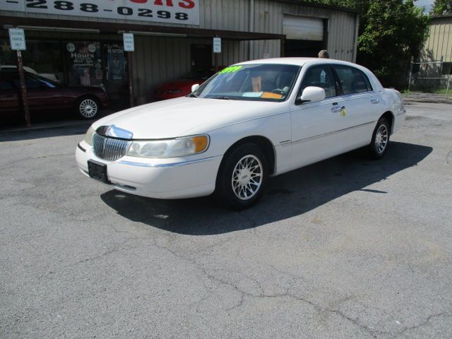 Used 2000 Lincoln Town Car Signature RWD image 2